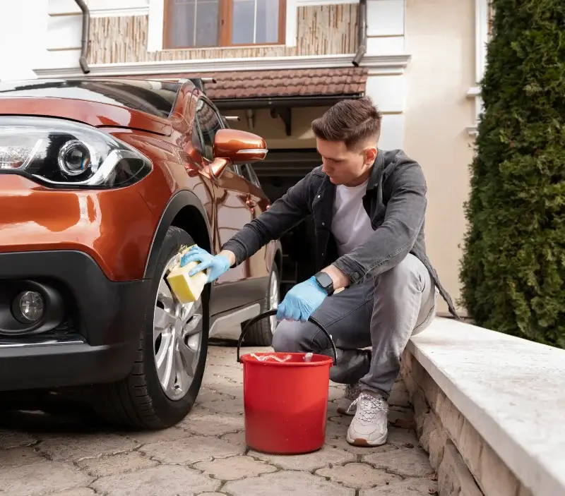 Lavage auto à domicile Hottot-les-Bagues : professionnel intervenant sur un véhicule